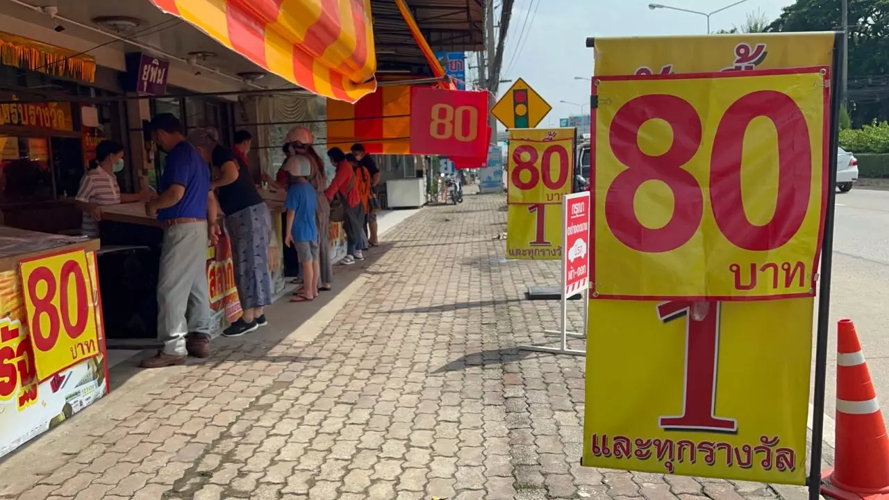 คอหวยเชียงใหม่ แห่ซื้อ เลขเด็ด "ชัชชาติ-พุ่มพวง" เกลี้ยงแผง