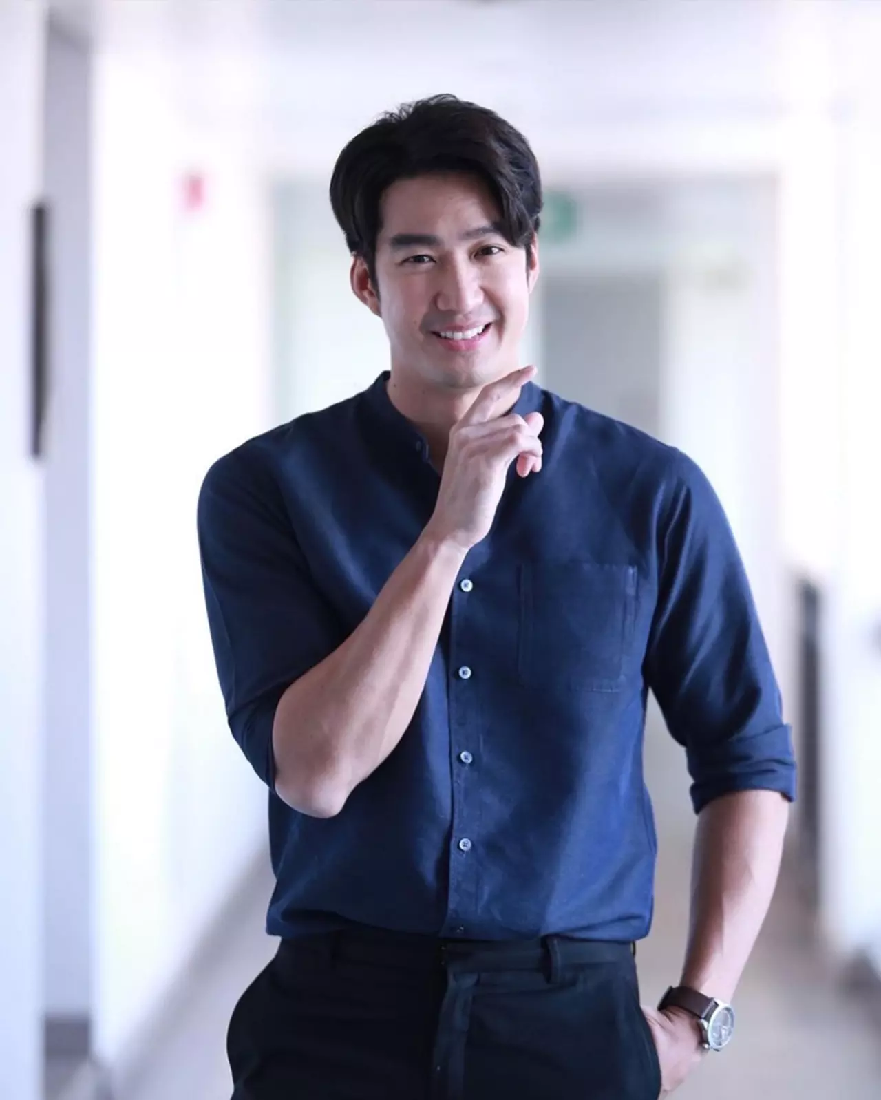 ละคร หนึ่งด้าวฟ้าเดียว 2561 "ภายใต้ใบหน้าหวานล้ำปานสตรีที่ซ่อนอยู่หลังหน้ากาก 'ขันที' แห่งวังหลวง" คือความแค้นที่สลักลึกและภารกิจลับที่ขันทองต้องแบกรับ ท่ามกลางกลิ่นอายสงครามที่คืบคลานเข้าสู่กรุงศรีอยุธยาและเล่ห์เหลี่ยมของเหล่าขุนนางโฉด ใครจะคาดคิดว่ารหัสลับในกลบทของแม่หญิงจอมแก่นอย่าง 'แมงเม่า' จะนำพาเขาไปพบกับทั้งเงื่อนงำการตายของครอบครัวและหัวใจที่ไม่อาจครองคู่ เมื่อแผ่นดินลุกเป็นไฟและกรุงเก่าล่มสลาย เส้นทางรักที่ขนานไปกับรอยเลือดและน้ำตาครั้งนี้ จะไปสิ้นสุดลงที่ขอบฟ้าใหม่แห่งกรุงธนบุรีได้อย่างไร… 11