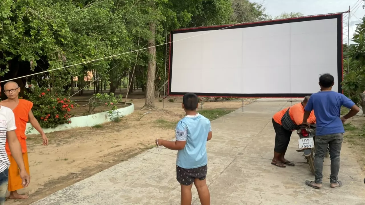 "ต้นข่อย" ให้โชค ถูกหวยรางวัลใหญ่ ฉายหนังแก้บน ชาวบ้านแห่ส่องเลขเด็ด (คลิป)