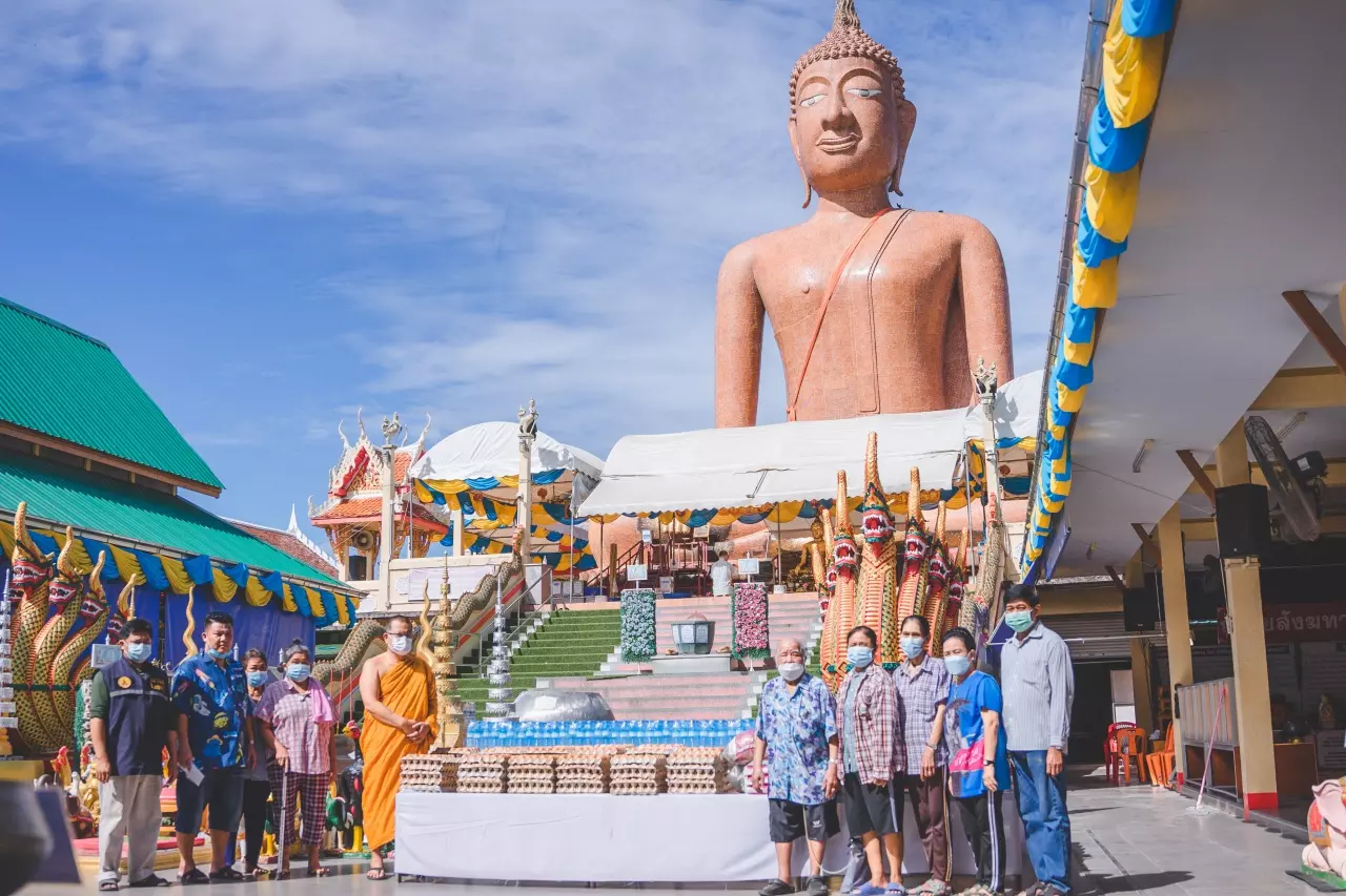 ถวายไข่ "หลวงพ่อสมหวัง" พ่อทำบุญลูกชายหลุดคดีกัญชา ได้เลขไปเสี่ยงดวง