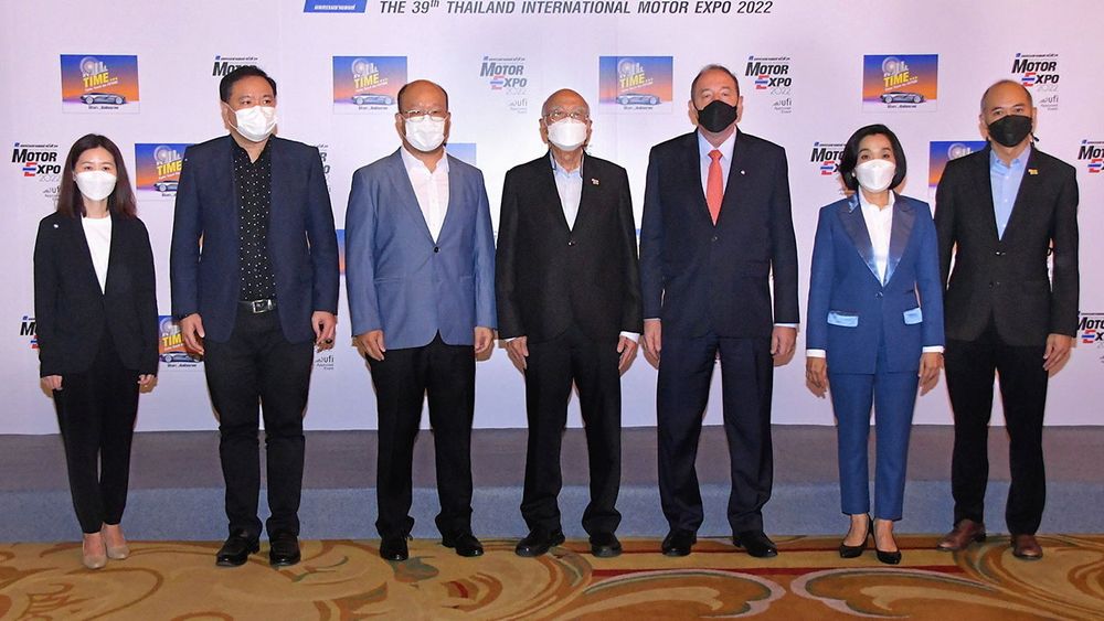 จองได้แล้ว ขวัญชัย ปภัสร์พงษ์ แถลงข่าวเปิดจองพื้นที่ในงาน “มหกรรมยานยนต์ ครั้งที่ 39” โดยมี พอลล์ กาญจนพาสน์, ชลัทชัย ปภัสร์พงษ์, รัศมี พณิชยานนท์, สุรเชษฐ์ อัศวเรืองอนันต์, โคลด เซนย์ และ จิราพร ขาวสวัสดิ์ มาร่วมงานด้วย ที่อิมแพ็ค เมืองทองธานี วันก่อน.