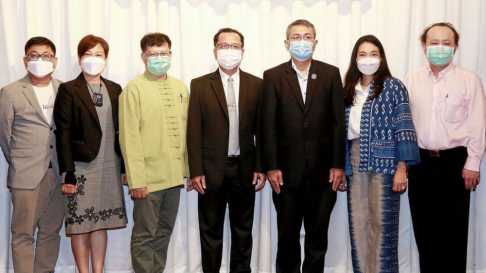 ออกแบบใหม่ เอกพงศ์ มุสิกะเจริญ เปิดการประชุมการออกแบบระบบสำนักงานอัจฉริยะเพื่อเพิ่มขีดความสามารถการทำงาน สำนักงานบริหารเทคโนโลยีสารสนเทศเพื่อพัฒนาการศึกษา โดยมี พิเชฐ มุสิกพันธ์ และ ดร.สุวิทย์ บึงบัว มาร่วมประชุมด้วย ที่โรงแรมมิราเคิล แกรนด์ วันก่อน.