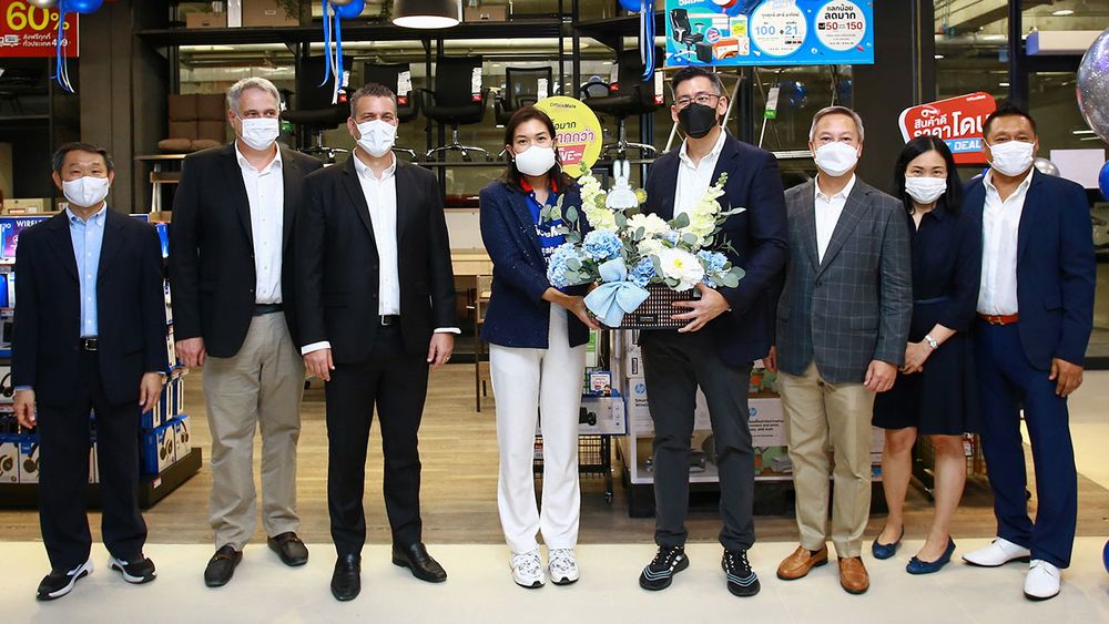 สาขาจันทบุรี จิตรลดา หาญวรวงศ์ชัย จัดงานเปิด “ออฟฟิศเมท” ศูนย์รวมอุปกรณ์สำนักงาน ไอที เฟอร์นิเจอร์ สินค้าเพื่อการทำงานและการดำเนินธุรกิจทุกประเภท โดยมี โลร็องต์ โปซ, อเล็กซองด์ ฮัมเมล และ ชาติ จิราธิวัฒน์ มาร่วมงานด้วย ที่เซ็นทรัล จันทบุรี วันก่อน.