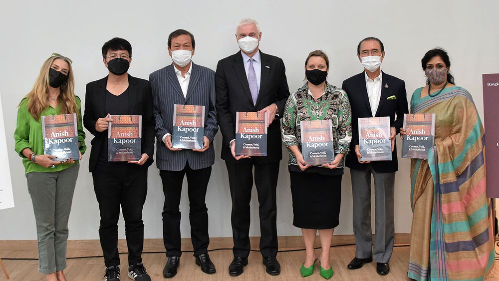 น่าอ่าน ศ.ดร.อภินันท์ โปษยานนท์ เปิดตัวหนังสือ อนิช คาพัวร์ : “จักรวาล สุญตา และความเป็นแม่” โดยมี คริส แครกเนล, เฮลก้า สเตลมาเกอร์, อปัรณา ปัฏวรธัน, พลภัทร สุวรรณ ศร และ ศ.ดร.ชาตรี ประกิตนนทการ มาร่วมงานด้วย ที่ BAB Café อาคาร The Parq วันก่อน.