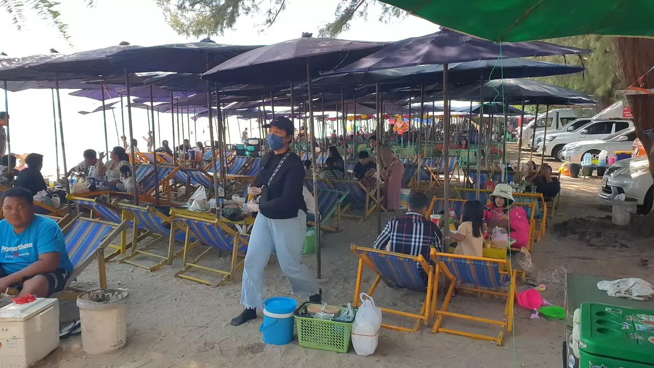 นักท่องเที่ยวแห่เที่ยวหาดชะอำ คนทะลักกว่าหมื่น บรรยากาศคึกคักส่งท้ายปีเก่า
