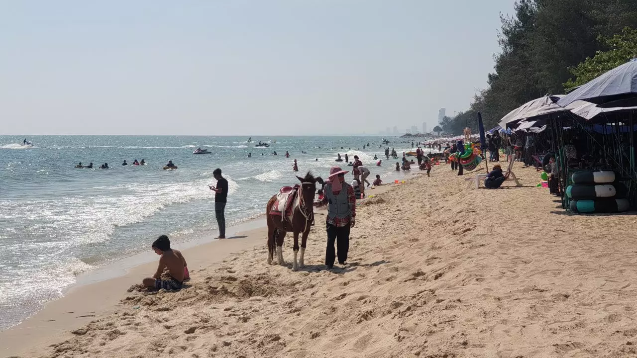 นักท่องเที่ยวแห่เที่ยวหาดชะอำ คนทะลักกว่าหมื่น บรรยากาศคึกคักส่งท้ายปีเก่า