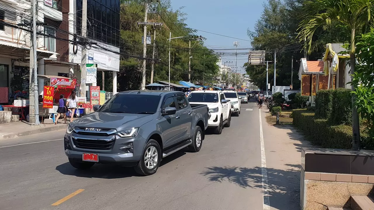 นักท่องเที่ยวแห่เที่ยวหาดชะอำ คนทะลักกว่าหมื่น บรรยากาศคึกคักส่งท้ายปีเก่า