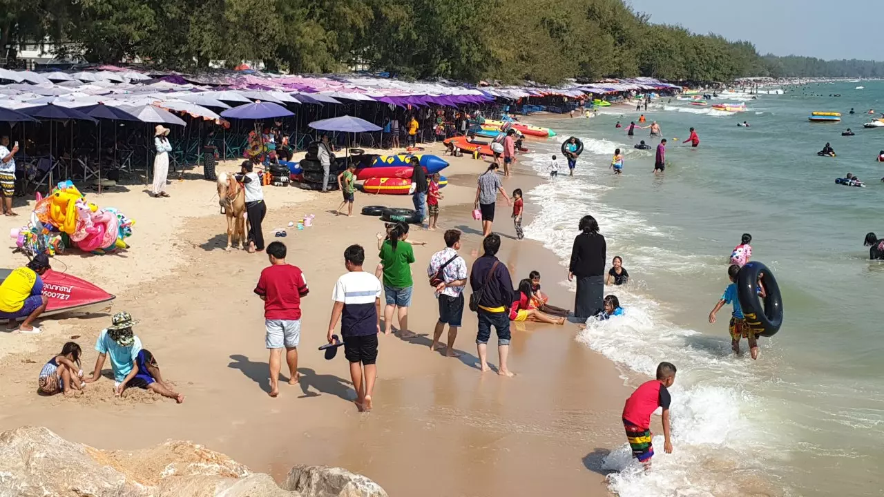 นักท่องเที่ยวแห่เที่ยวหาดชะอำ คนทะลักกว่าหมื่น บรรยากาศคึกคักส่งท้ายปีเก่า