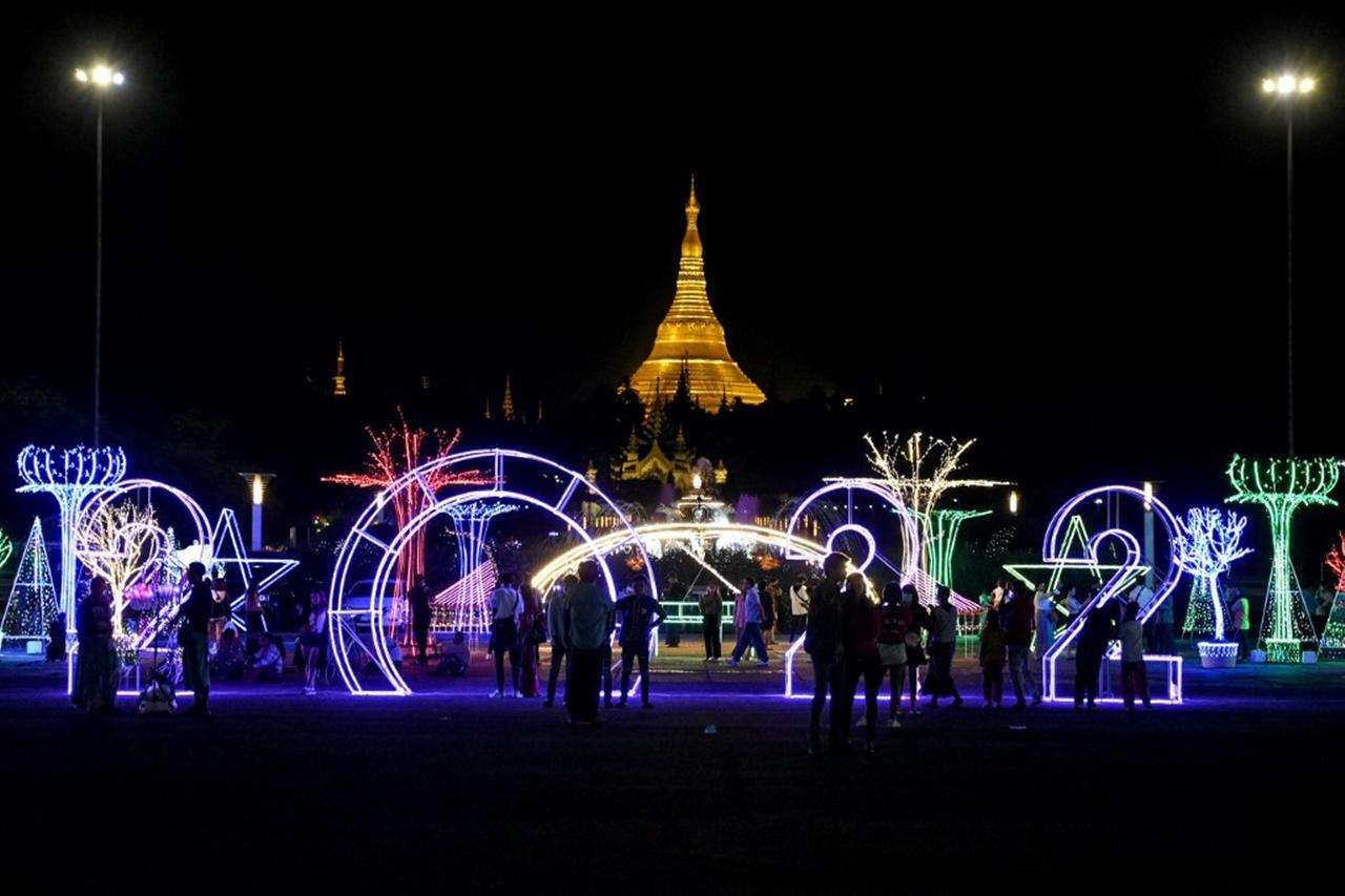 เมียนมาจัดแสดงแสงสีที่สวนสาธารณะในนครย่างกุ้ง เนื่องในวันส่งท้ายปีเก่าต้อนรับปีใหม่