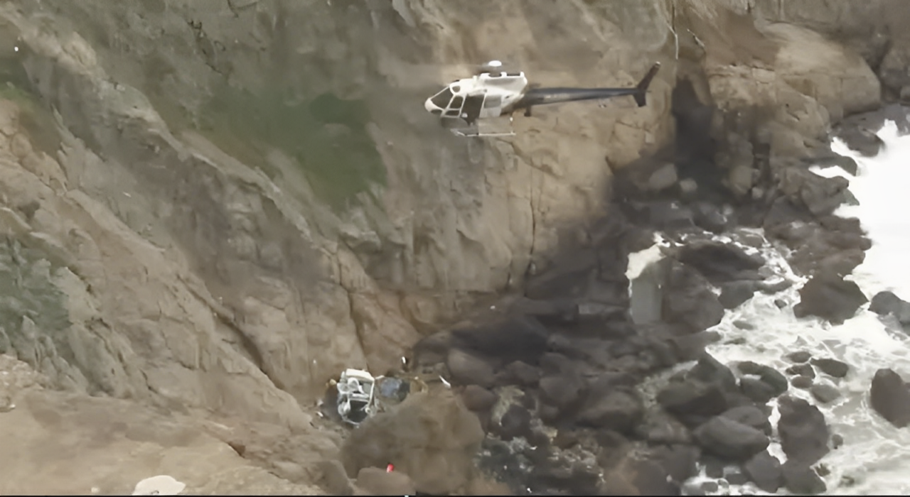 4 ชีวิตรอดปาฏิหาริย์ หลังขับรถเทสลาพุ่งตกหน้าผาลึกเกือบ 80 เมตร (คลิป)