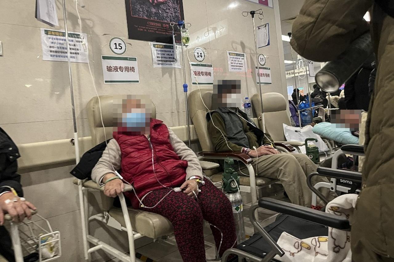 Beijing riots, COVID patients rush, hospital beds start to run out: Relatives have to cremate bodies by the roadside