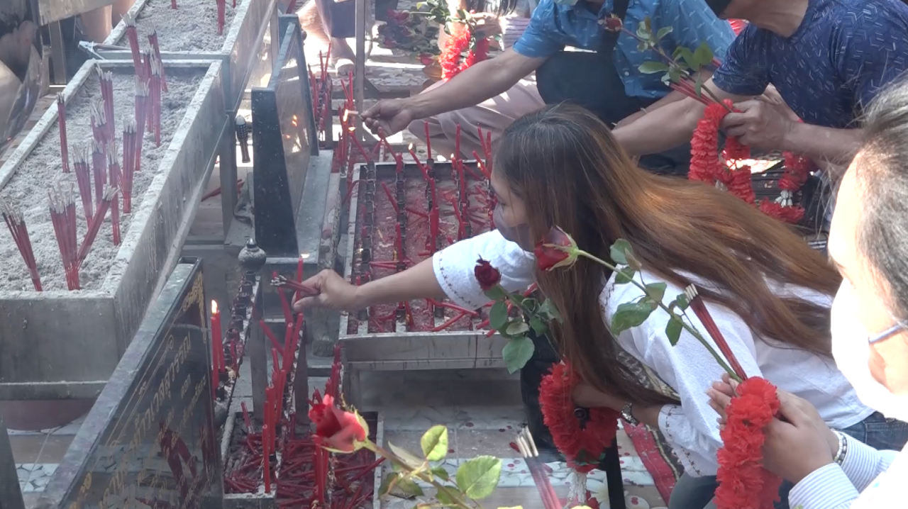 คอหวยหวังรับโชคต้นปี แห่ขอ “เลขเด็ด” ท้าวเวสสุวรรณ วัดประทุมบูชา