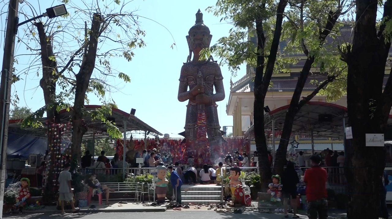 คอหวยหวังรับโชคต้นปี แห่ขอ “เลขเด็ด” ท้าวเวสสุวรรณ วัดประทุมบูชา