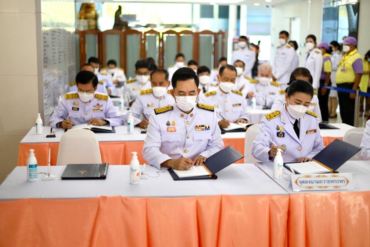 The Minister of Culture led a group of government executives to join the signing ceremony to bless His Majesty the King