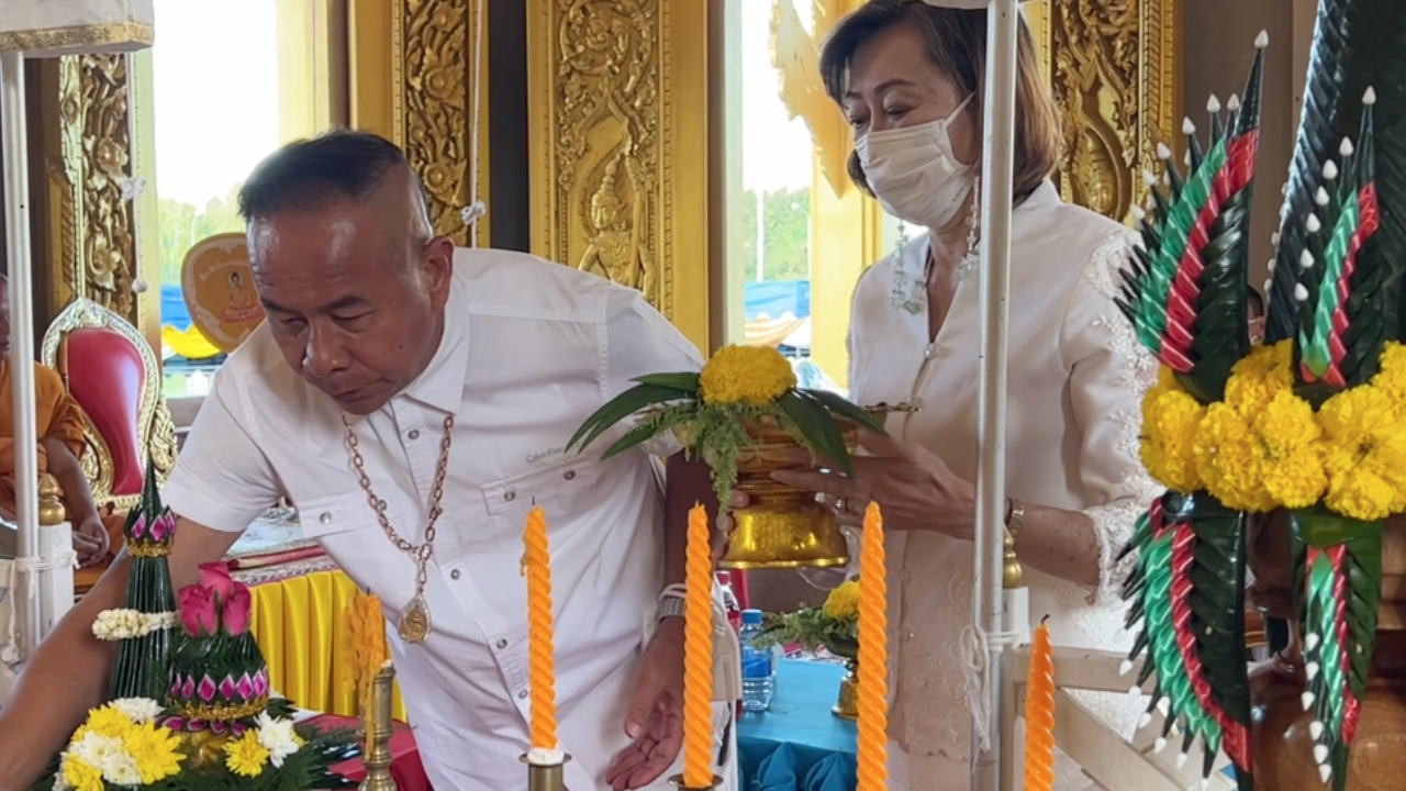คอหวยฮือฮา แห่ส่องขันน้ำมนต์พิธีเบิกเนตรพระประธาน สุดดีใจ ได้ "เลขเด็ด" ไปลุ้นโชค