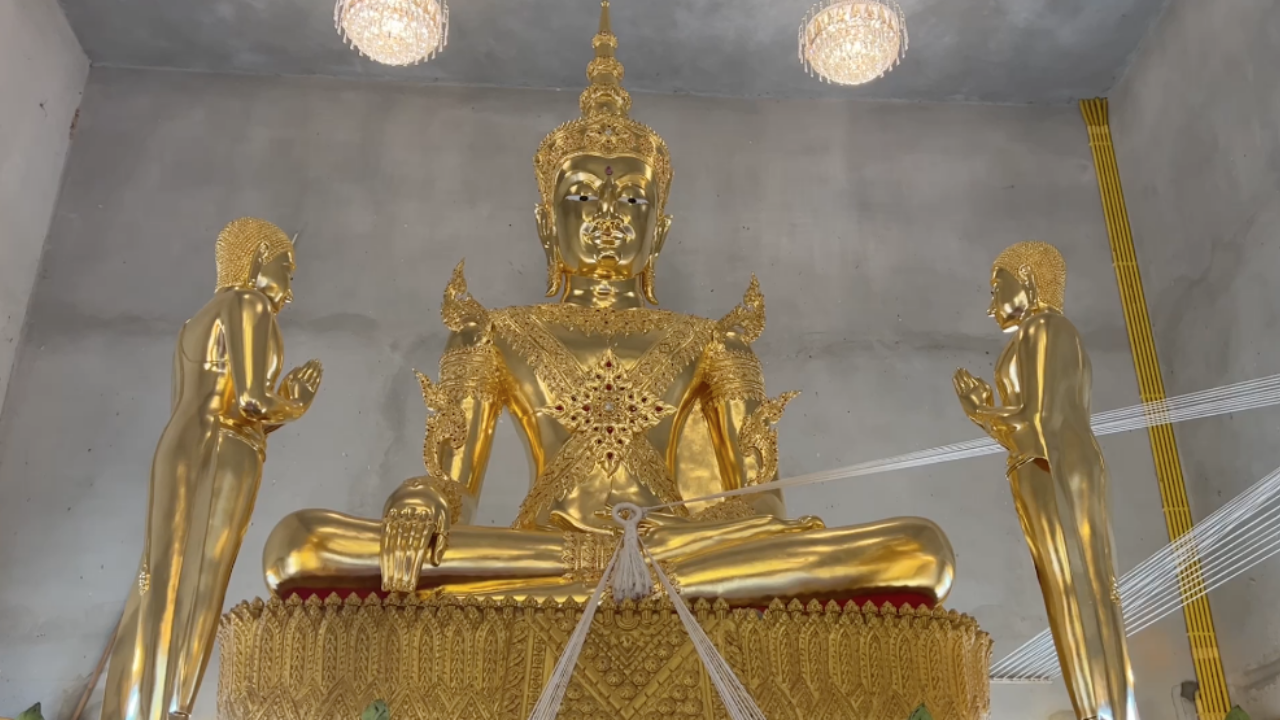 คอหวยฮือฮา แห่ส่องขันน้ำมนต์พิธีเบิกเนตรพระประธาน สุดดีใจ ได้ "เลขเด็ด" ไปลุ้นโชค