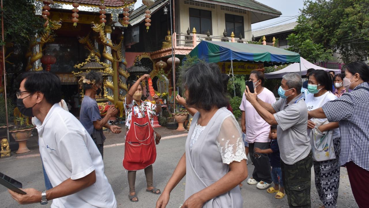 คอหวยแห่ส่อง "เลขเด็ด" หางประทัด พิธีเปิดโรงเจ วัดสว่างอารมณ์ ไปลุ้นโชค 17/01/66