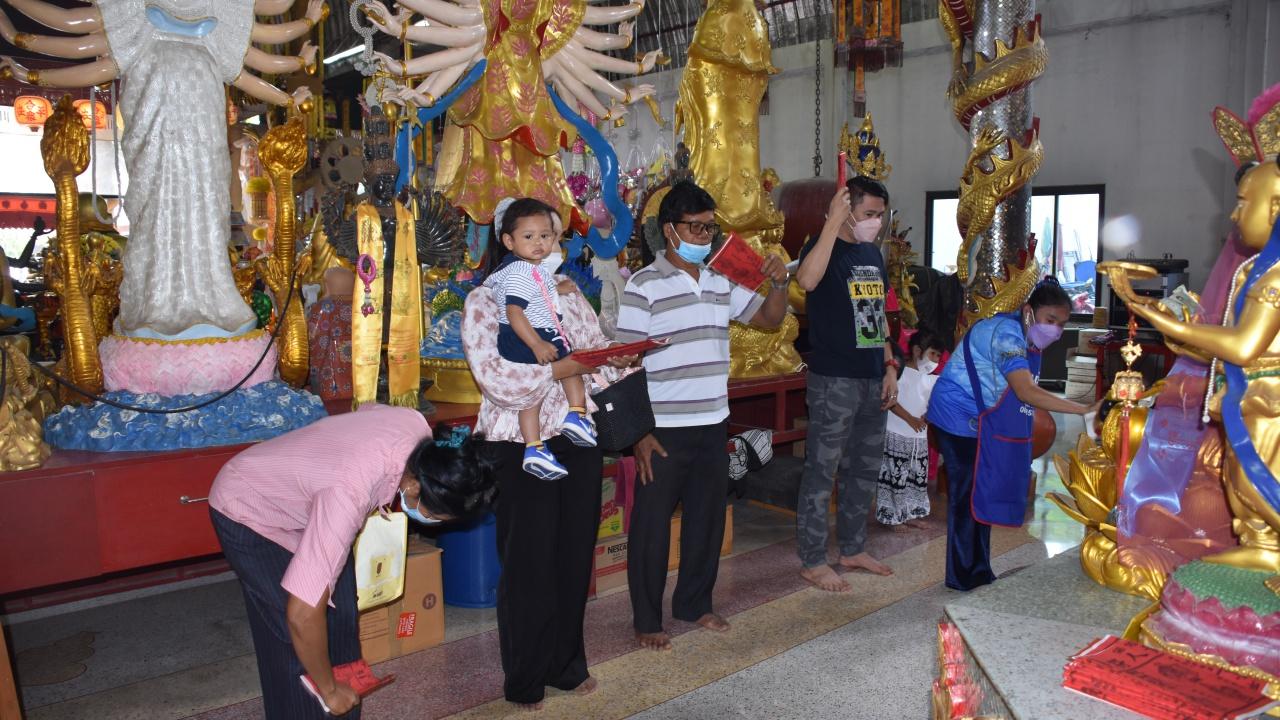คอหวยแห่ส่อง "เลขเด็ด" หางประทัด พิธีเปิดโรงเจ วัดสว่างอารมณ์ ไปลุ้นโชค 17/01/66