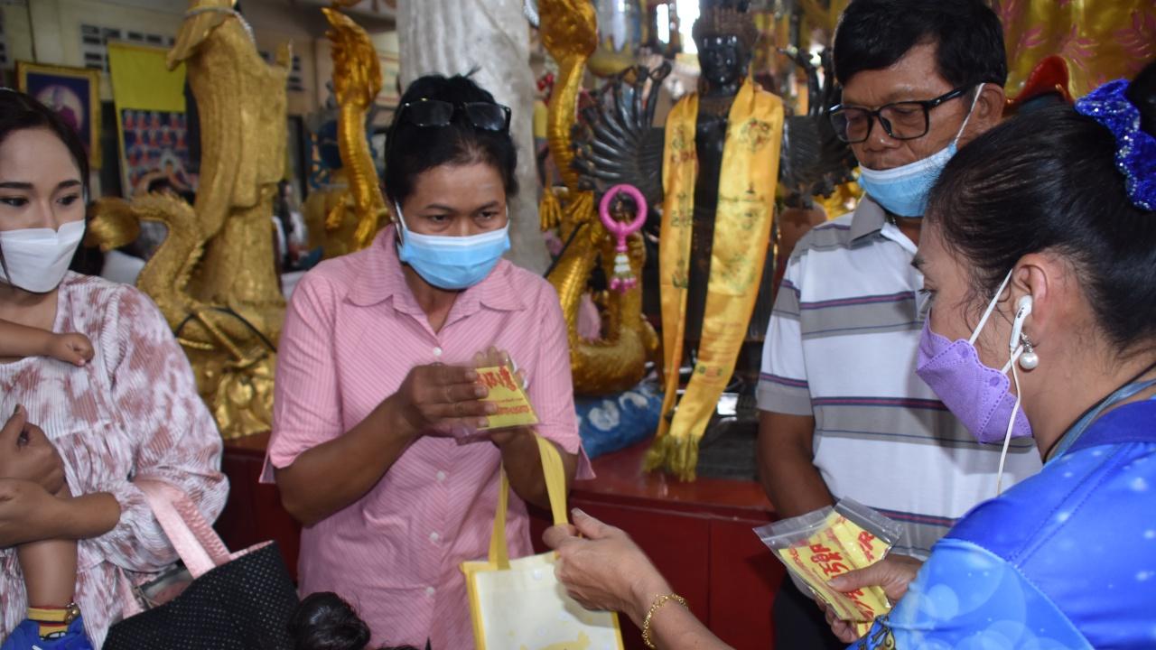 คอหวยแห่ส่อง "เลขเด็ด" หางประทัด พิธีเปิดโรงเจ วัดสว่างอารมณ์ ไปลุ้นโชค 17/01/66