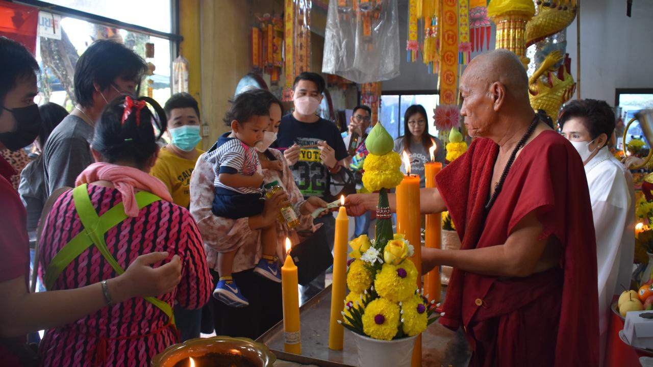 คอหวยแห่ส่อง "เลขเด็ด" หางประทัด พิธีเปิดโรงเจ วัดสว่างอารมณ์ ไปลุ้นโชค 17/01/66