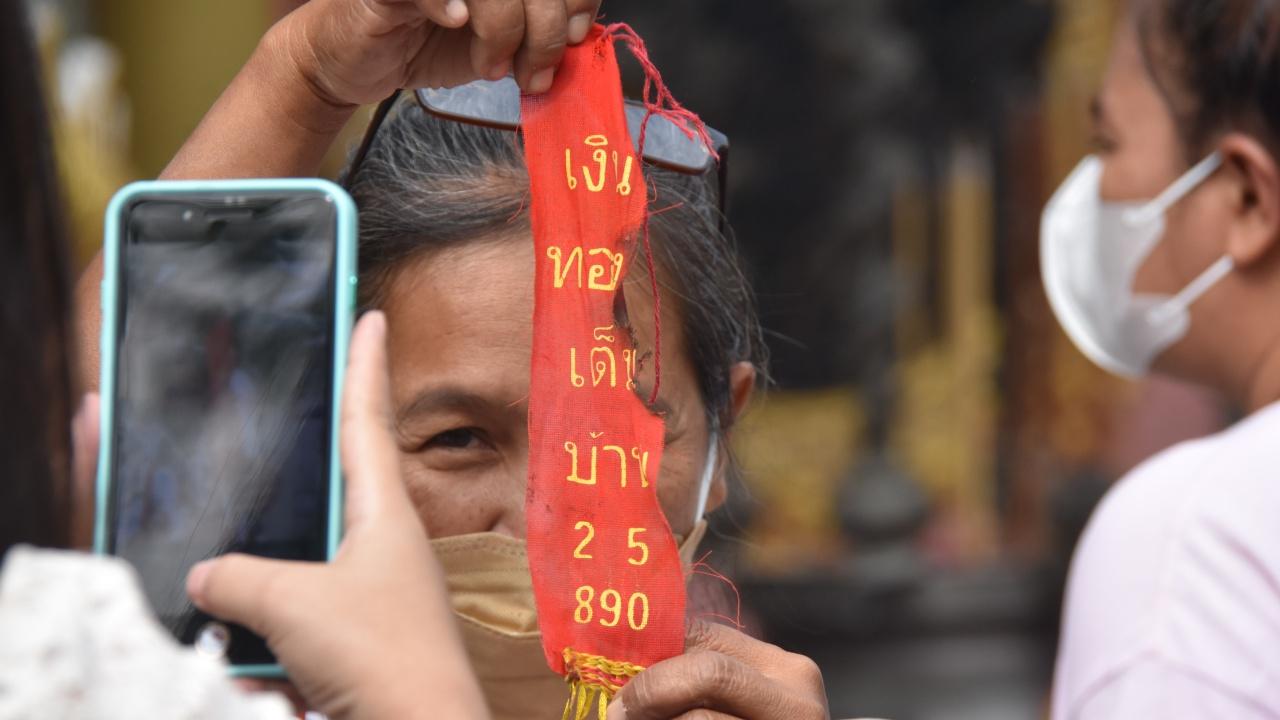 คอหวยแห่ส่อง "เลขเด็ด" หางประทัด พิธีเปิดโรงเจ วัดสว่างอารมณ์ ไปลุ้นโชค 17/01/66