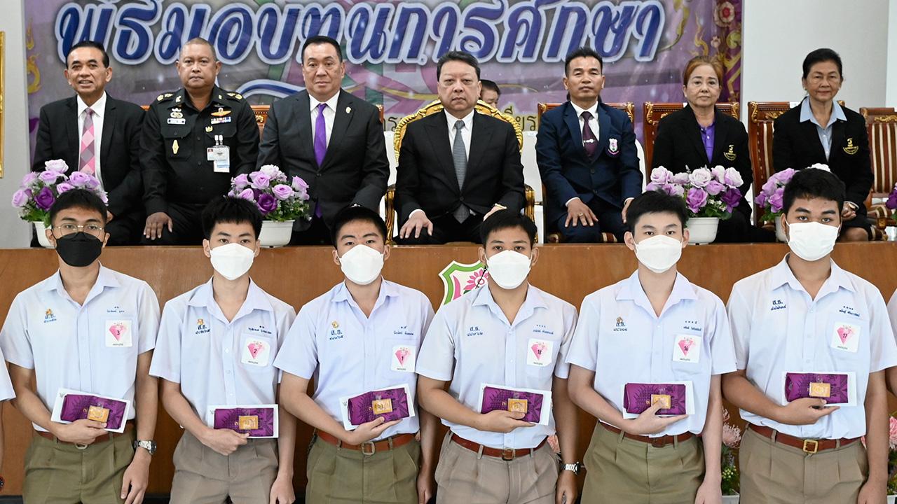 "ละออ ตั้งคารวคุณ" มอบเตียงไฟฟ้าคนไข้ให้ ผอ.สถาบันประสาทวิทยา เพื่อนำไปช่วยเหลือผู้ป่วย