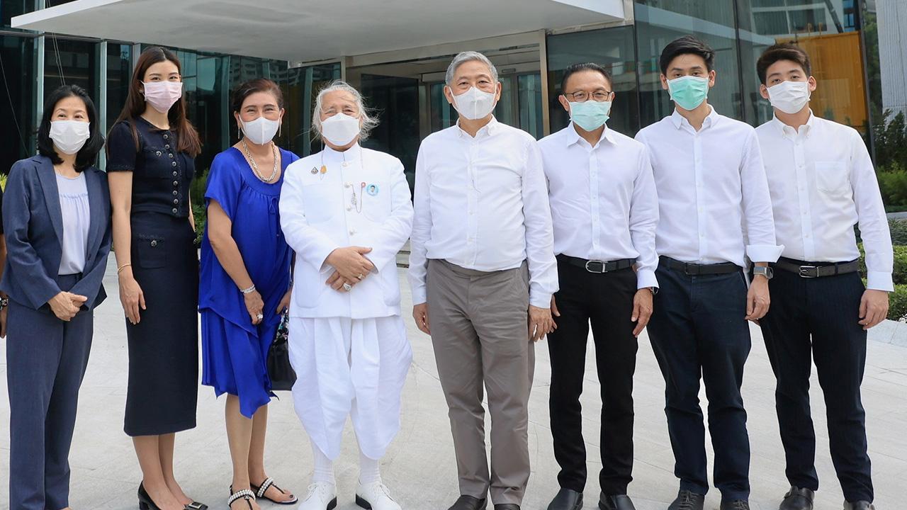 ยัสปาล มอบเงินจำนวน 100,000 บาท เพื่อสมทบทุนมูลนิธิไทยรัฐ