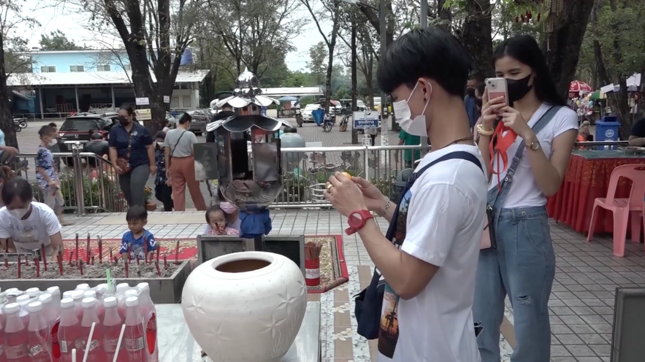 ชาวบ้านแห่กราบไหว้ "ท้าวเวสสุวรรณ" ไม่ลืมส่อง "เลขเด็ด" ธูปเสี่ยงทายไปลุ้นโชค