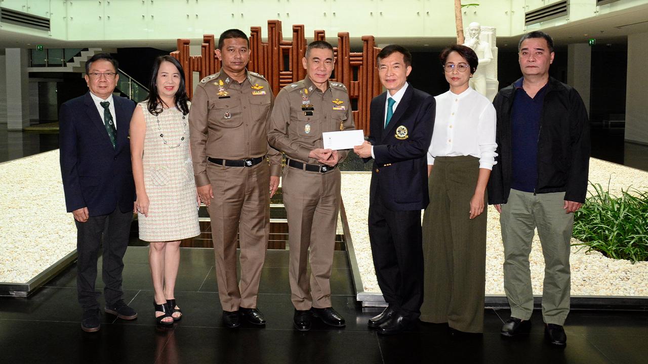 กิฟฟารีนสนับสนุบมูลนิธิไทยรัฐโดยสมทบทุนเข้ามูลนิธิ