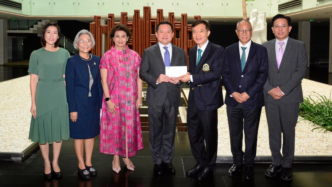 กิฟฟารีนสนับสนุบมูลนิธิไทยรัฐโดยสมทบทุนเข้ามูลนิธิ