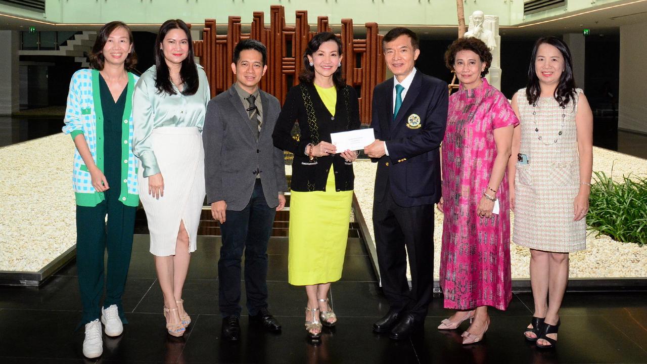 กิฟฟารีนสนับสนุบมูลนิธิไทยรัฐโดยสมทบทุนเข้ามูลนิธิ