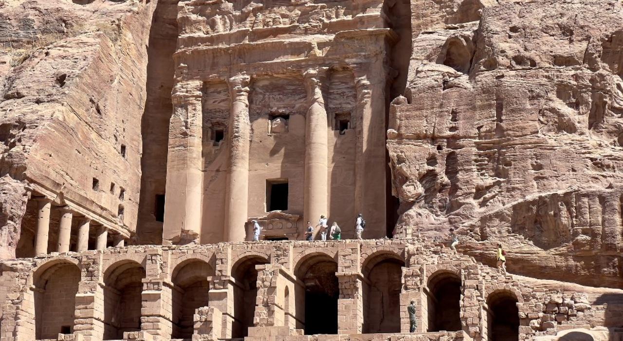 นทท.หนีตาย หลังน้ำทะลักท่วมเมืองโบราณเปตรา (คลิป)