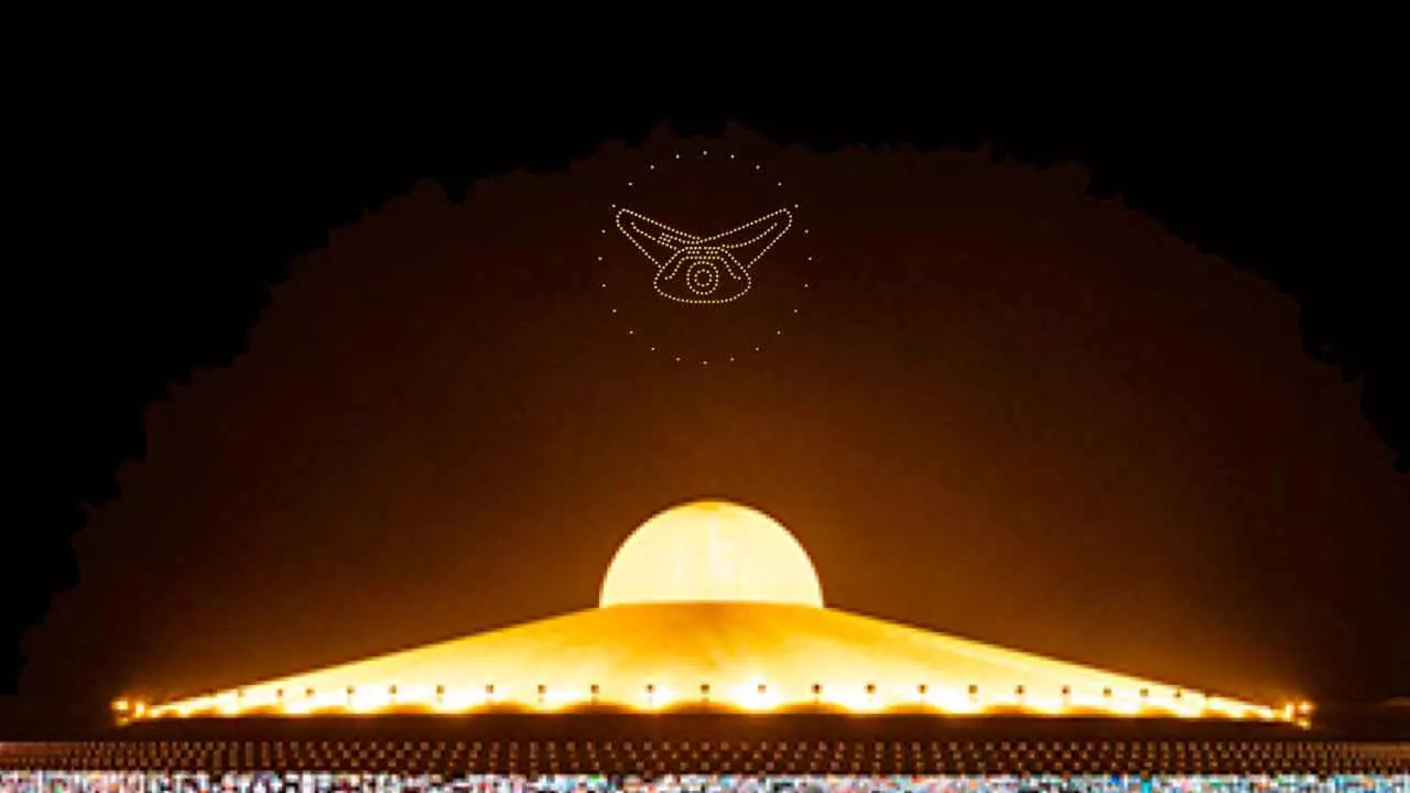 วัดพระธรรมกายใช้โดรนบินแปรอักษร สอนพุทธศาสนาส่งท้ายปีเก่าต้อนรับปีใหม่ 2566
