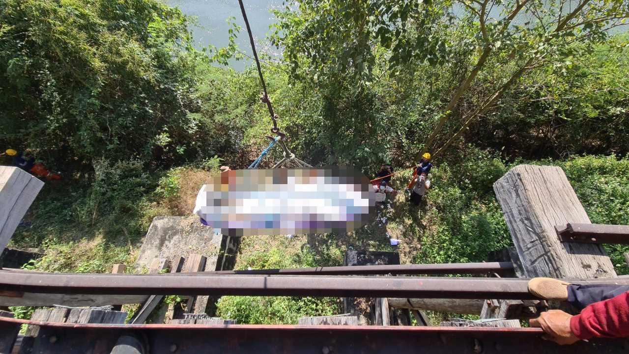 Sad, the student went down to take a selfie, fell off the train, died under the bridge on the death line.