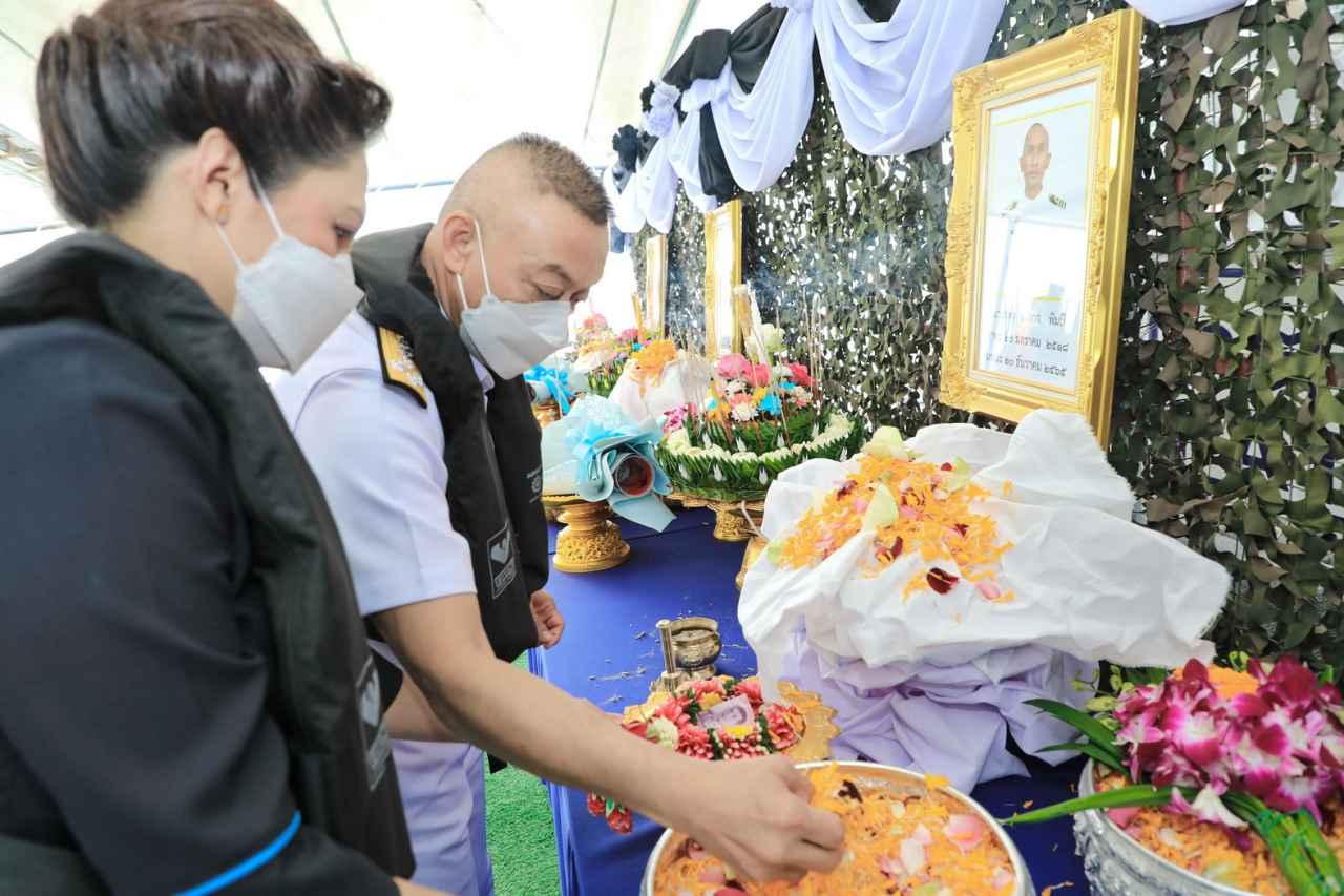 เรือหลวงปัตตานี นำอัฐิ 3 ทหารเรือหลวงสุโขทัย ลอยอังคาร กลางทะเลอ่าวสัตหีบ