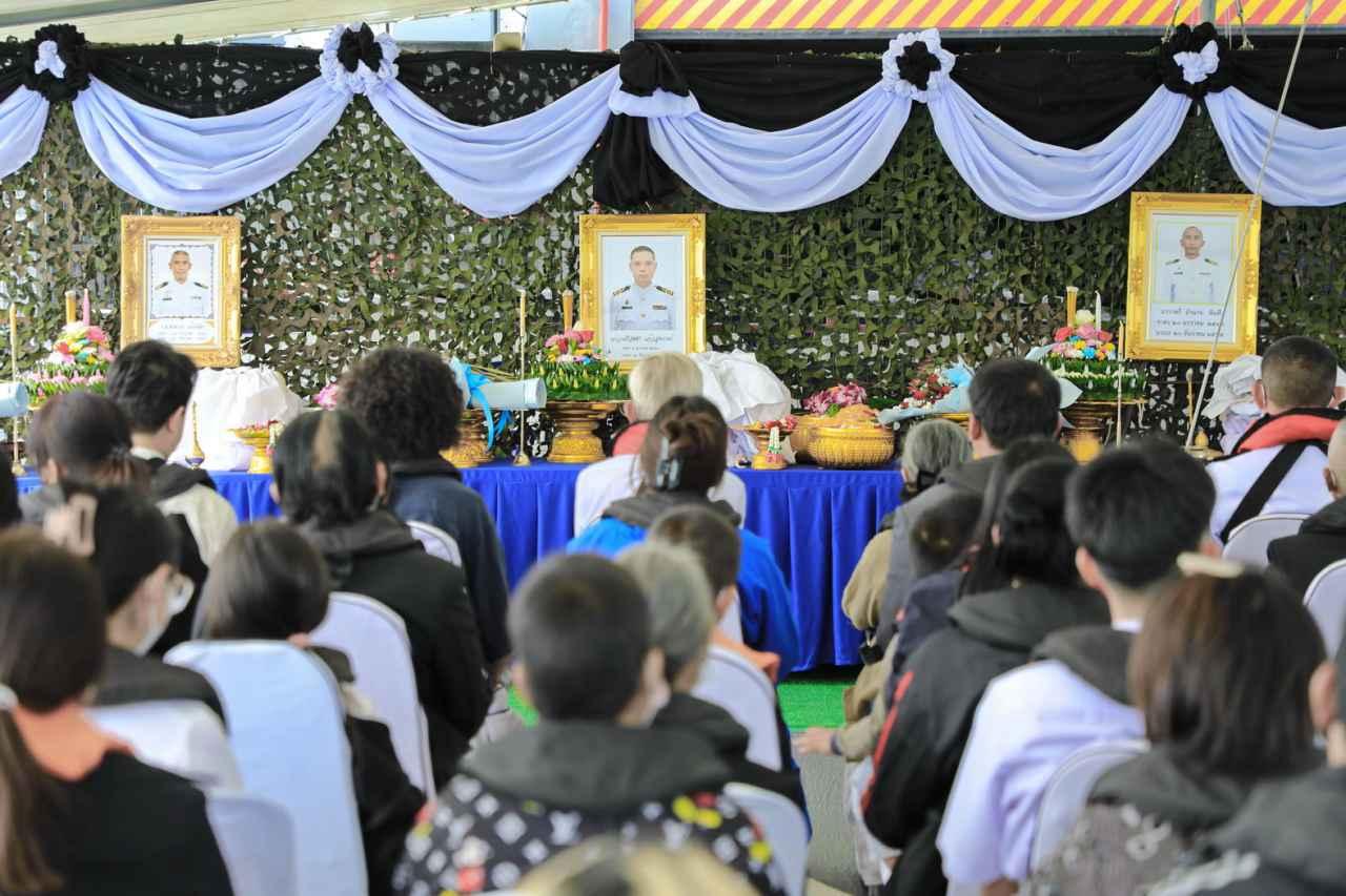 เรือหลวงปัตตานี นำอัฐิ 3 ทหารเรือหลวงสุโขทัย ลอยอังคาร กลางทะเลอ่าวสัตหีบ