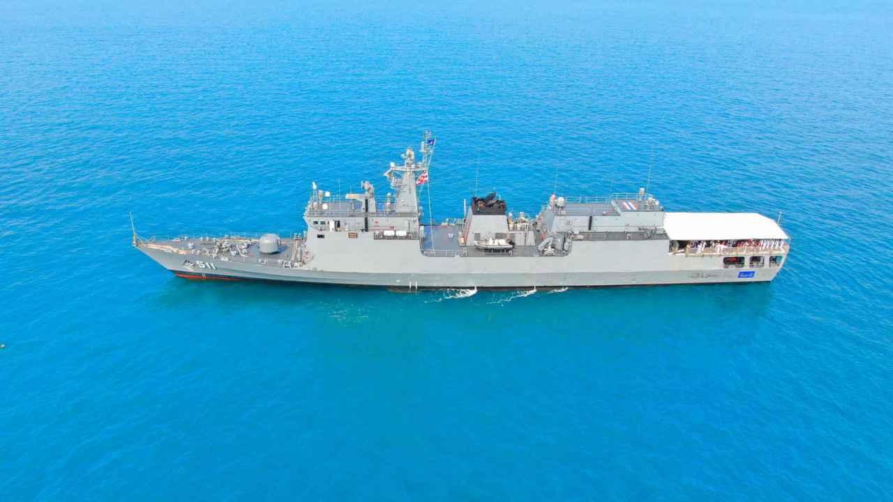 เรือหลวงปัตตานี นำอัฐิ 3 ทหารเรือหลวงสุโขทัย ลอยอังคาร กลางทะเลอ่าวสัตหีบ