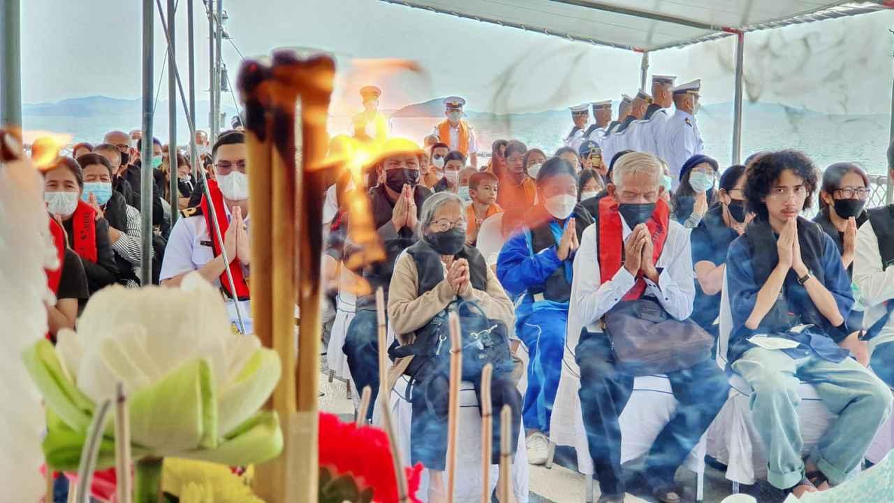 เรือหลวงปัตตานี นำอัฐิ 3 ทหารเรือหลวงสุโขทัย ลอยอังคาร กลางทะเลอ่าวสัตหีบ