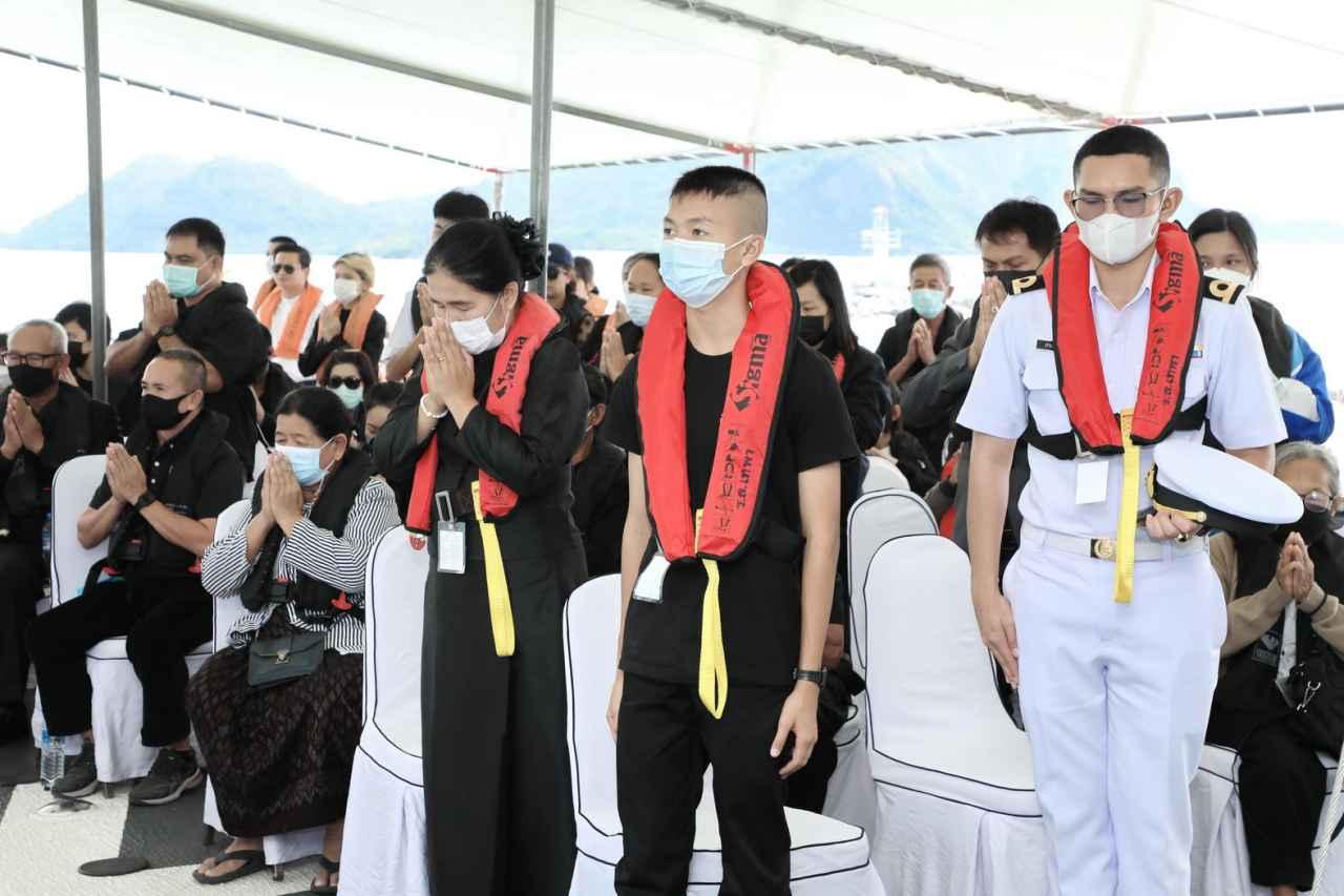 เรือหลวงปัตตานี นำอัฐิ 3 ทหารเรือหลวงสุโขทัย ลอยอังคาร กลางทะเลอ่าวสัตหีบ