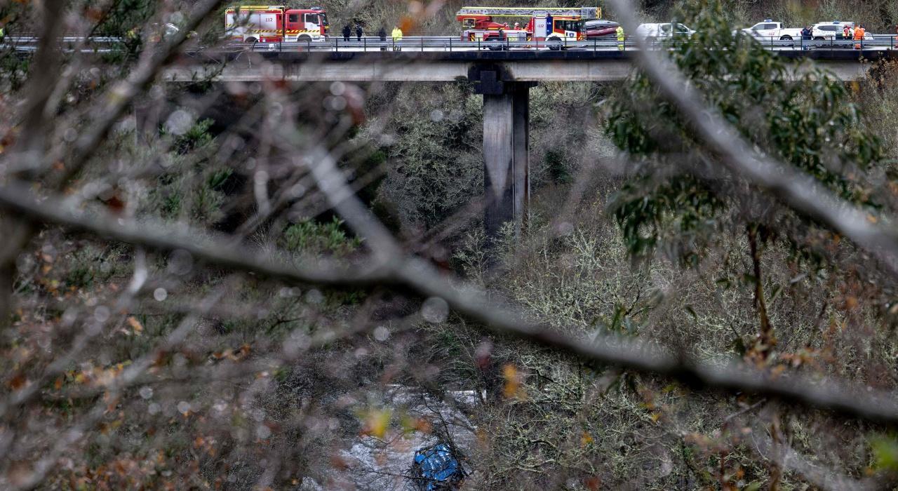 รถบัสเสียหลักพุ่งตกแม่น้ำในสเปน ดับ 6 ศพ เจ็บอีก 2 ราย