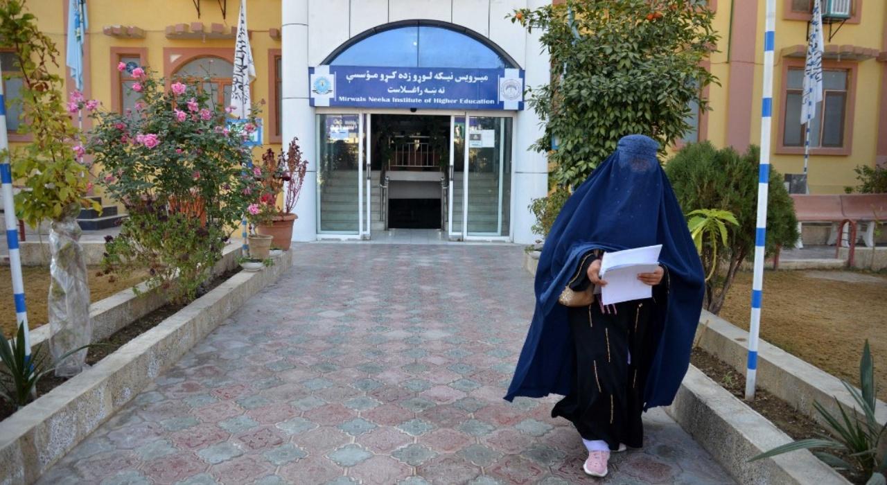 อนาคตของสตรีอัฟกัน หลังรัฐบาลตาลีบันสั่งห้ามเข้าเรียนมหาวิทยาลัย