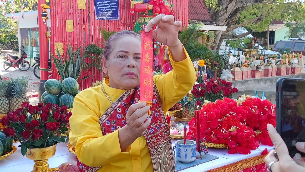 คอหวยฮือฮา "เลขเด็ด" แก้บน "ท้าวเวสสุวรรณ" มีนางรำอาการแปลก คล้ายองค์ลง (คลิป)