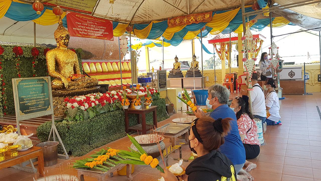 สาวชลบุรี เขย่าเซียมซี ขอ "เลขเด็ดงวดนี้" หลวงพ่อสมหวัง ลุ้นโชคไปปลดหนี้