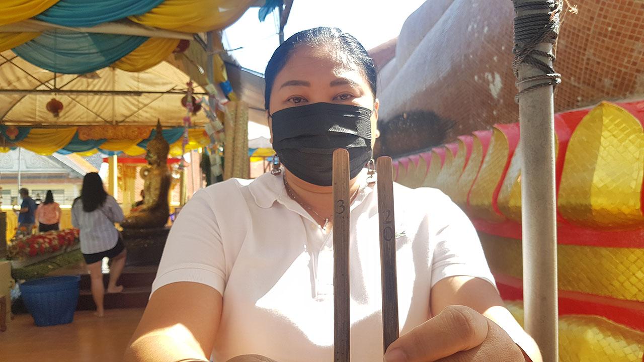 สาวชลบุรี เขย่าเซียมซี ขอ "เลขเด็ดงวดนี้" หลวงพ่อสมหวัง ลุ้นโชคไปปลดหนี้