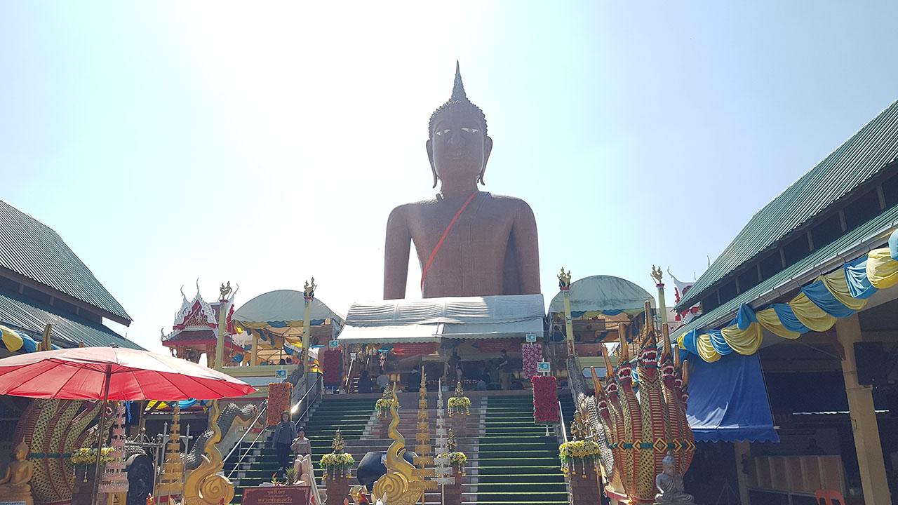 สาวชลบุรี เขย่าเซียมซี ขอ "เลขเด็ดงวดนี้" หลวงพ่อสมหวัง ลุ้นโชคไปปลดหนี้
