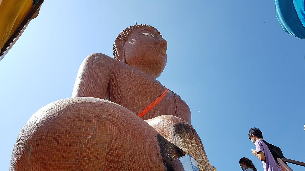 สาวชลบุรี เขย่าเซียมซี ขอ "เลขเด็ดงวดนี้" หลวงพ่อสมหวัง ลุ้นโชคไปปลดหนี้