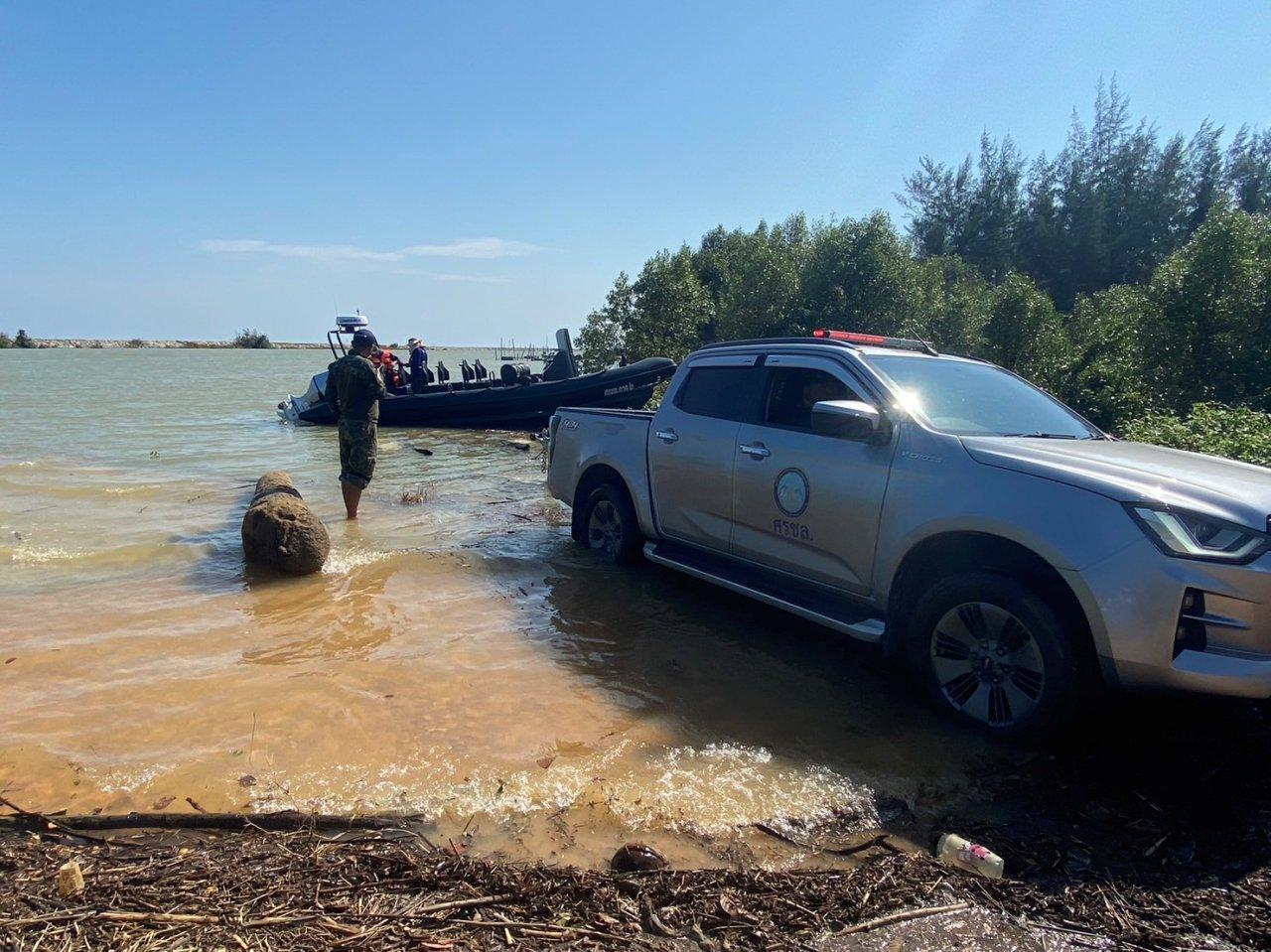 Royal Thai Navy brings the bodies of 2 crew members of the Sukhothai Royal Navy  Sent to his hometown of Surat Thani.