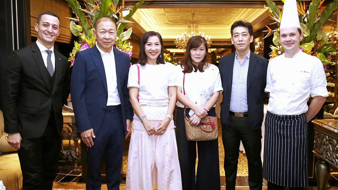 ประจักษ์-ละออ ตั้งคารวคุณ มอบผ้าห่ม 1,000 ผืน เพื่อนำไปช่วยเหลือนักเรียน