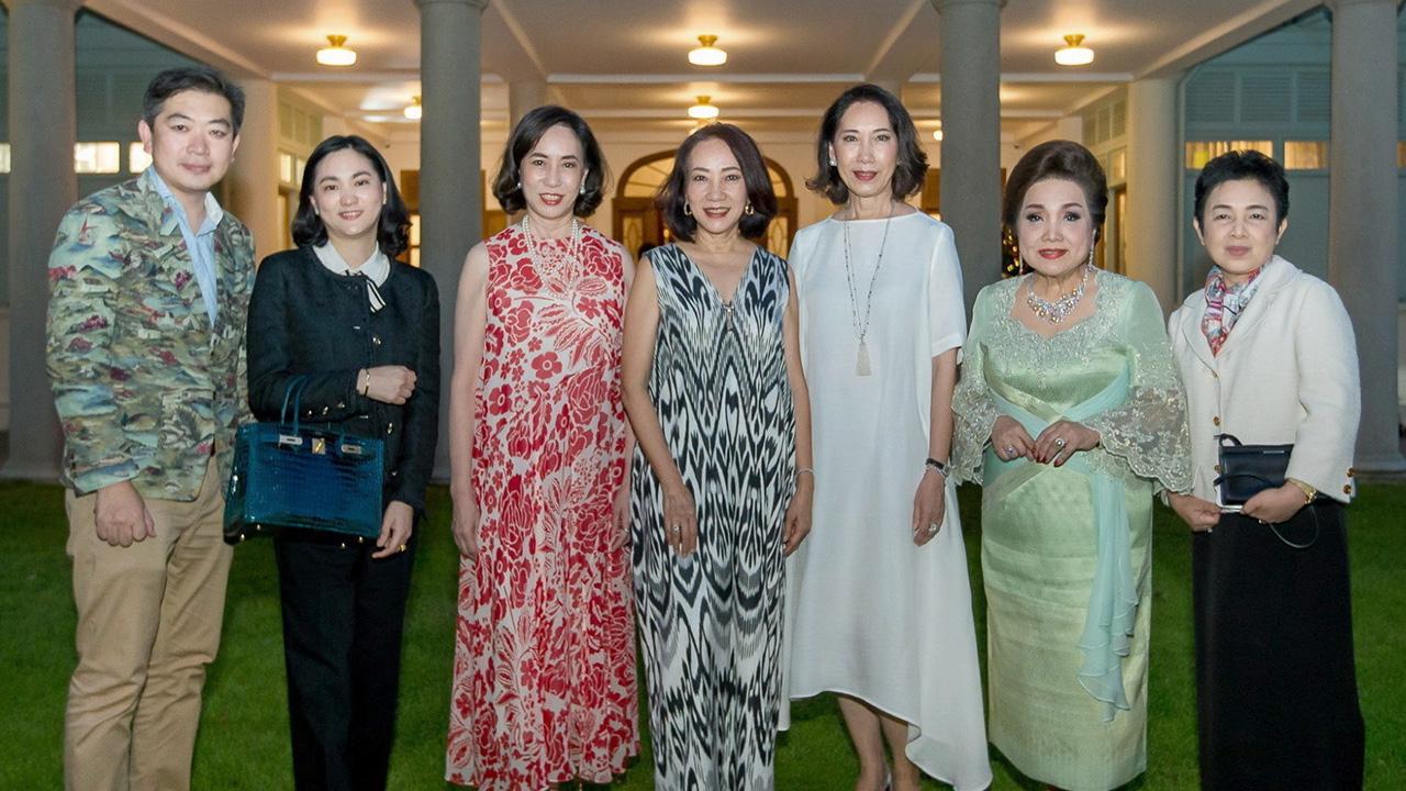 ประจักษ์-ละออ ตั้งคารวคุณ มอบผ้าห่ม 1,000 ผืน เพื่อนำไปช่วยเหลือนักเรียน