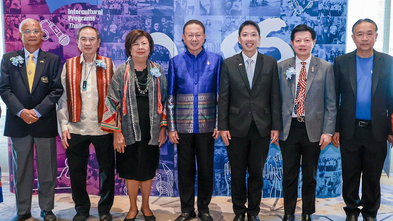 ประจักษ์-ละออ ตั้งคารวคุณ มอบผ้าห่ม 1,000 ผืน เพื่อนำไปช่วยเหลือนักเรียน